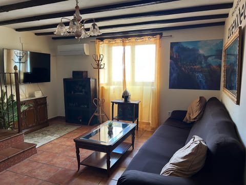 Communal lounge/ TV room, TV and multimedia, Living room, air conditioner
