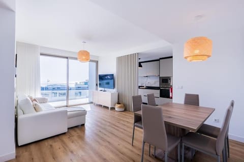 Communal lounge/ TV room, TV and multimedia, Living room, Seating area, Dining area