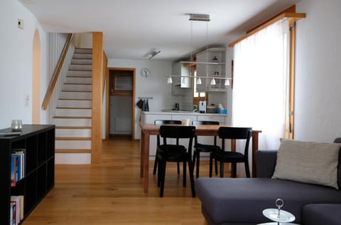 Kitchen or kitchenette, Living room, Seating area, Dining area