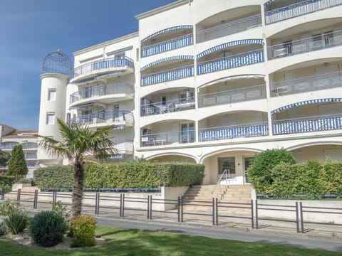 Property building, View (from property/room), Balcony/Terrace, Parking