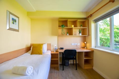 74 - 4 Bed Townhouse With Parking by Shortstays House in Galway