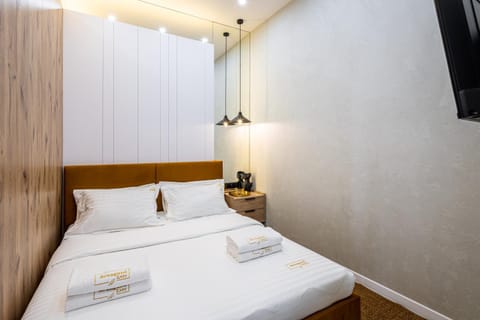 Bed, TV and multimedia, Photo of the whole room, Bedroom, towels