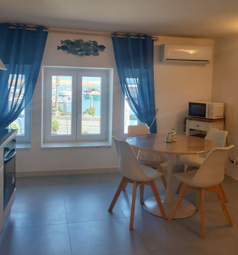 Kitchen or kitchenette, Dining area, air conditioner