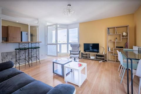 Communal lounge/ TV room, TV and multimedia, Living room, Seating area, Dining area