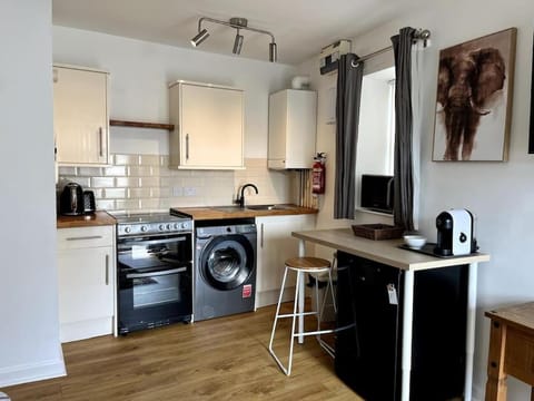 Kitchen or kitchenette, Dining area, dishwasher, pet friendly, stove, toaster, washing machine
