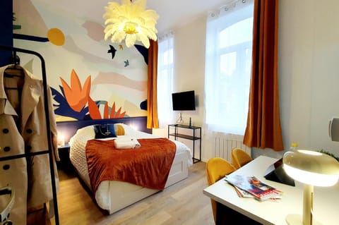 Bed, TV and multimedia, Photo of the whole room, Bedroom