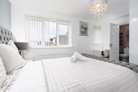 Charming 3 Bedroom Home with Garden near Doncaster House in Doncaster