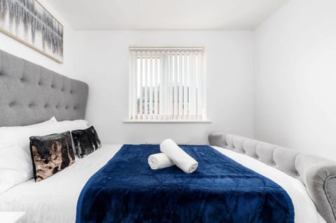 Charming 3 Bedroom Home with Garden near Doncaster House in Doncaster