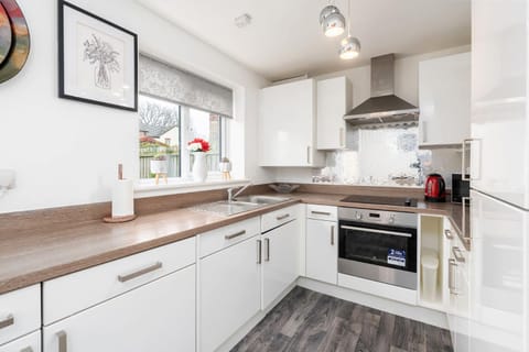 Charming 3 Bedroom Home with Garden near Doncaster House in Doncaster