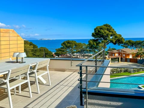 Natural landscape, View (from property/room), Balcony/Terrace, Pool view, Sea view