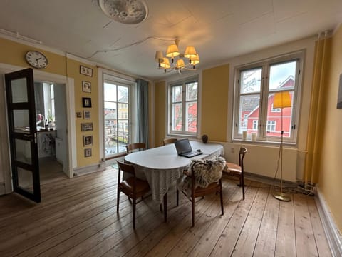 Hel bylejlighed i det gamle pulsernede Svendborg Apartment in Svendborg
