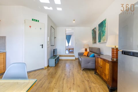 Bed, TV and multimedia, Kitchen or kitchenette, Living room, Photo of the whole room, Seating area, Bedroom