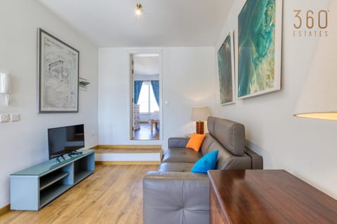 Communal lounge/ TV room, TV and multimedia, Living room, Seating area, Evening entertainment