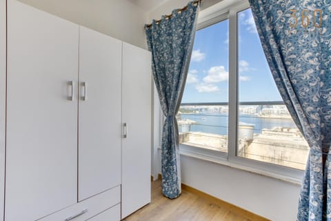 Natural landscape, View (from property/room), Balcony/Terrace, Lake view, River view, Sea view, wardrobe