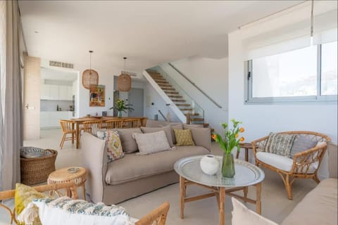 Lovely villa with uninterrupted sea view Villa in Fuengirola