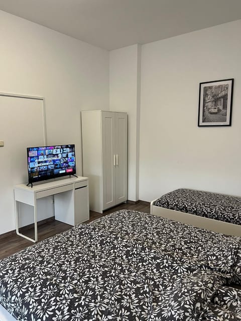 Bed, TV and multimedia, Bedroom, hair dresser