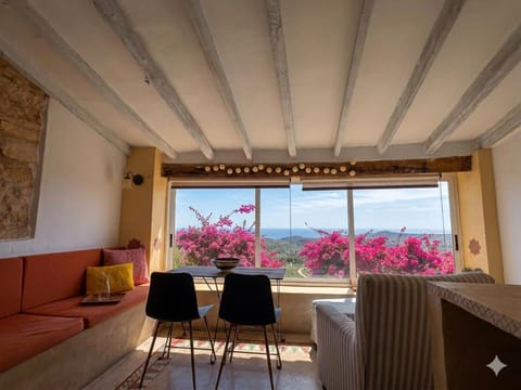 Casa con vistas al mar y Patio de Buganvillas House in Marina Baixa