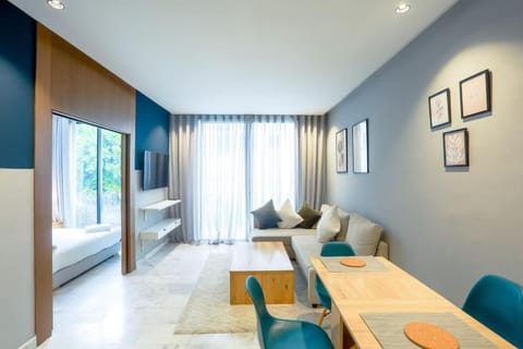 Bed, TV and multimedia, Living room, Photo of the whole room, Seating area, Bedroom