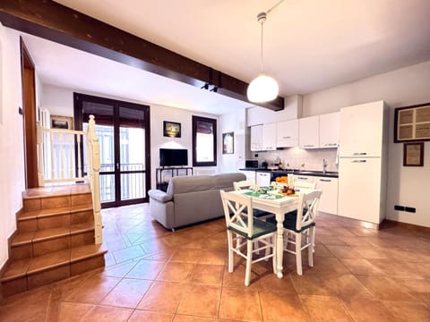 Kitchen or kitchenette, Living room, Seating area, Dining area, minibar, stove