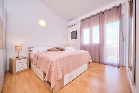 Bed, Balcony/Terrace, Bedroom, wardrobe, air conditioner