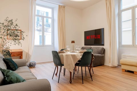 TV and multimedia, Living room, Photo of the whole room, Seating area, Dining area