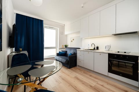 Bed, Coffee/tea facilities, Kitchen or kitchenette, Living room, Photo of the whole room, Seating area, Dining area, Bedroom, pet friendly, stove
