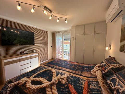 Bed, TV and multimedia, Bedroom