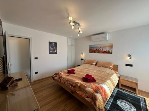 Bed, Bedroom, air conditioner