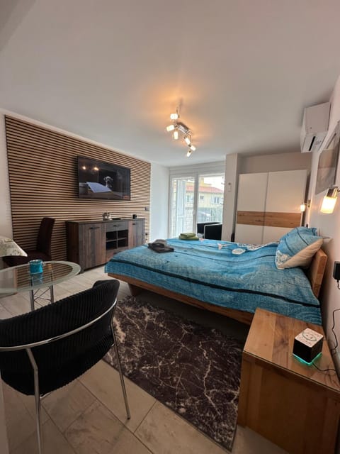 Bed, TV and multimedia, Evening entertainment, Bedroom