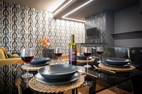 TV and multimedia, Living room, Food and drinks, Seating area, Dining area, Food, Drinks
