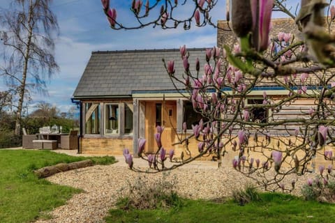 Hiron's Piece and Honeysuckle Cottage - with Hot Tub House in Chipping Campden