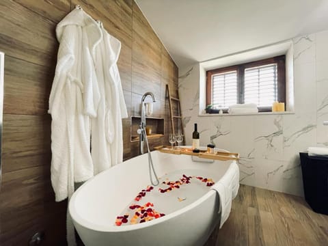 Toilet, Bathroom, Decorative detail, Bath, towels