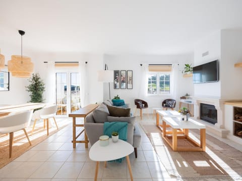 TV and multimedia, Living room, Seating area, Dining area