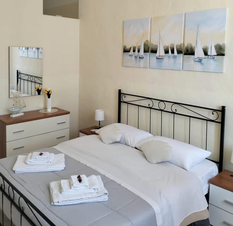 Bed, Photo of the whole room, Bedroom, Mountain view, Sea view, towels, towels, wardrobe, wedding, air conditioner