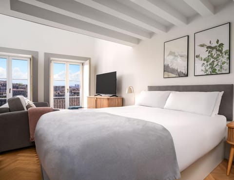 Bed, TV and multimedia, Bedroom