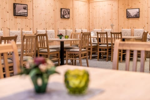 Restaurant/places to eat, Seating area