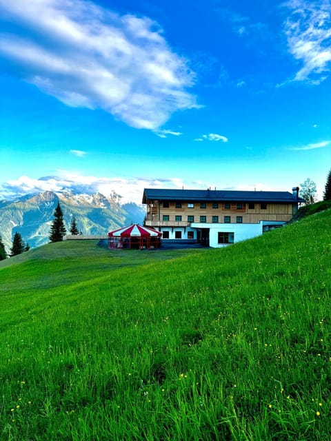 GLOCKNERALM - HIKING- and SKIHOTEL exklusively accessible by cable car Bed and Breakfast in Piesendorf