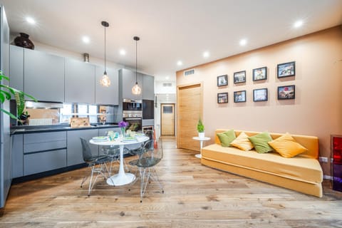 Kitchen or kitchenette, Living room, Seating area, Dining area