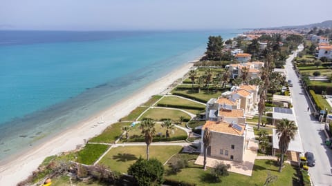 Villa Alpha - Beachfront, Steps from Agistri, Da Noi and Blue Carpet Villa in Halkidiki