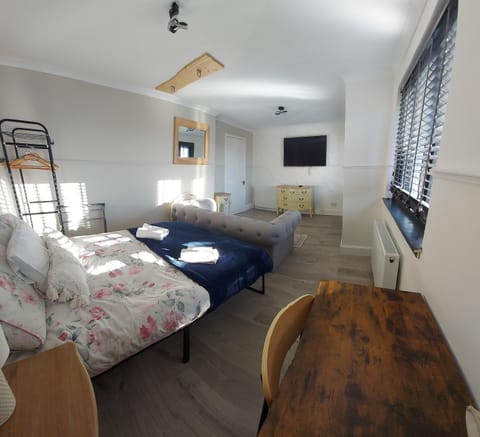 Communal lounge/ TV room, Bed, TV and multimedia, Living room, Photo of the whole room, Bedroom