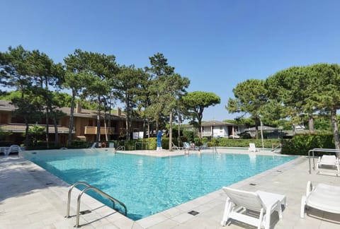 Swimming pool, sunbed