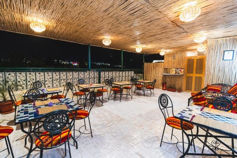 Restaurant/places to eat, Balcony/Terrace, Seating area