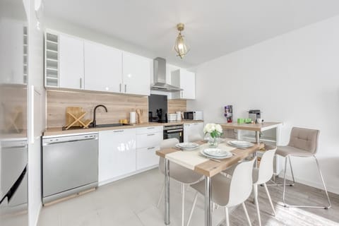 Kitchen or kitchenette, Dining area, dishwasher, minibar, oven, pet friendly, stove, toaster