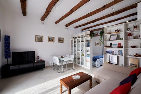 Communal lounge/ TV room, Library, TV and multimedia, Living room, Seating area, Area and facilities