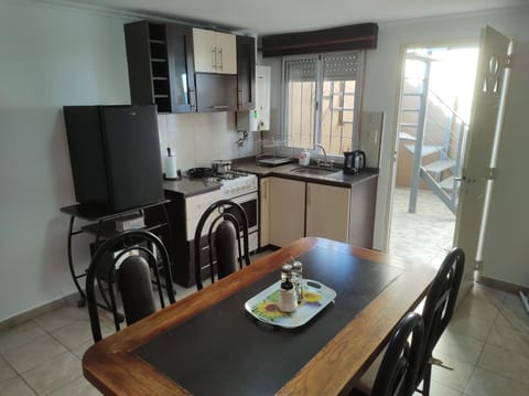 Kitchen or kitchenette, Dining area, microwave, minibar, oven