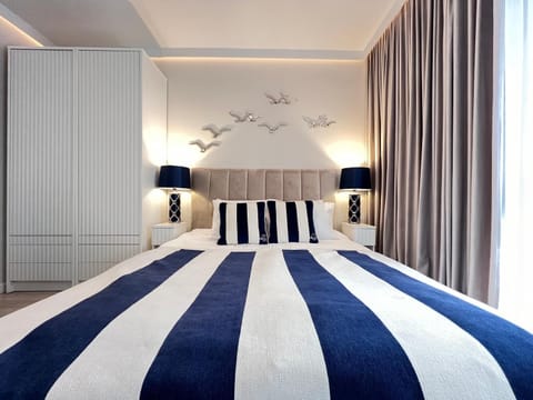 Bed, Photo of the whole room, Decorative detail, Bedroom, wardrobe