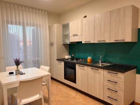Kitchen or kitchenette, Dining area, oven, stove