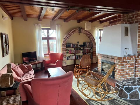 Library, TV and multimedia, Living room, Seating area, flat iron