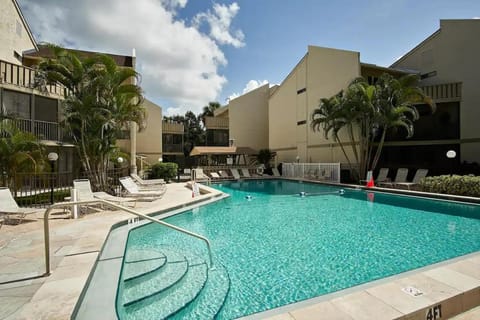 Stroll to Siesta Beach from Serene Condo + (bikes) Apartment hotel in Siesta Beach