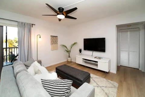 Stroll to Siesta Beach from Serene Condo + (bikes) Apartment hotel in Siesta Beach